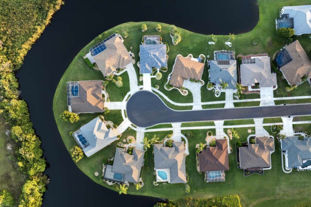 view-from-residential-houses-living-area-north-port-fl-evening-illuminated-american-dream-homes-as-example-real-estate-development-us-suburbs_0x800 view-from-residential-houses-living-area-north-port-fl-evening-illuminated-american-dream-homes-as-example-real-estate-development-us-suburbs_0x800